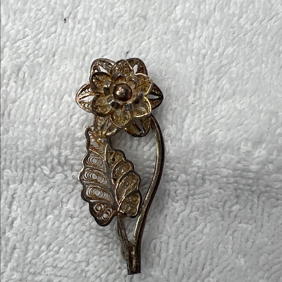 Jewelry - Antique Elegant Gold floral brooch in floating frame